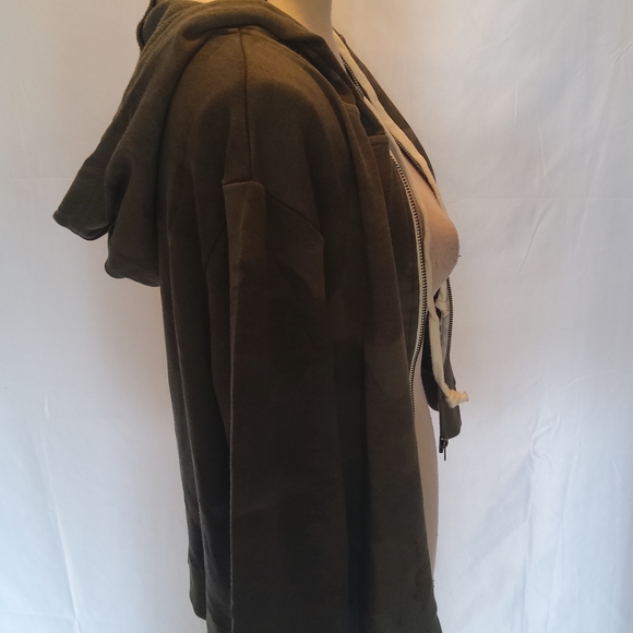 Alternative Cropped Camo Print Hoodie - Picture 6 of 11